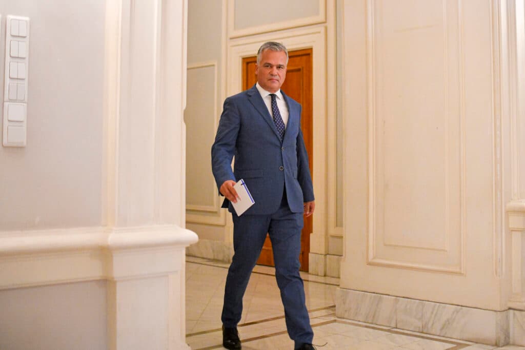 A început ședința Parlamentului pentru votul de învestire a Guvernului Veștea | Ultimatumul dat de Simion lui Nicușor Dan a expirat | Premierul desemnat a fost la sediul AUR