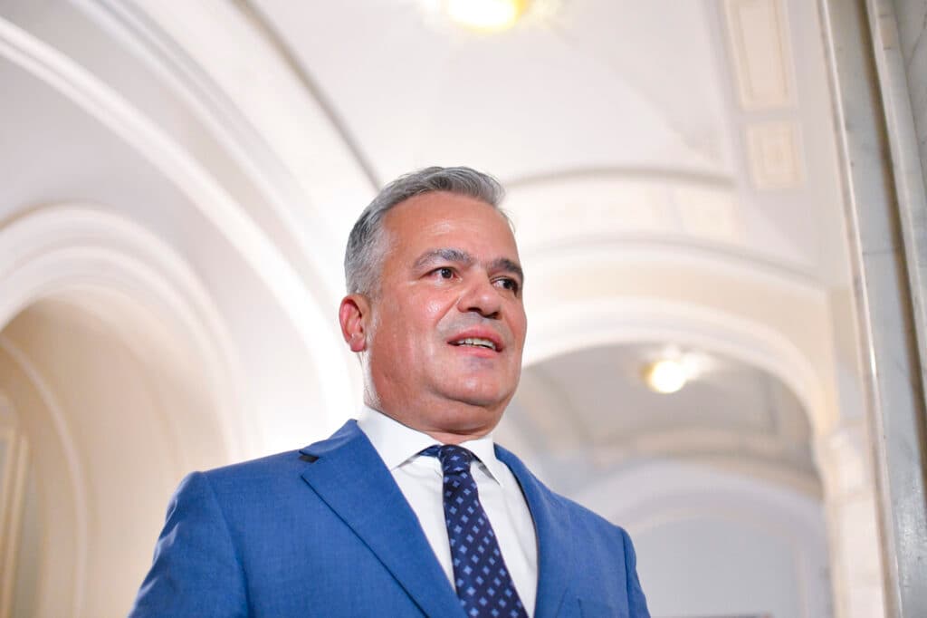 Adrian Veștea depune joi lista de miniștri și programul de guvernare / Guvernul Veștea, respins și de USR / PNL organizează Congres extraordinar duminică / Ce propune guvernul Veștea în Justiție, Apărare, Educație