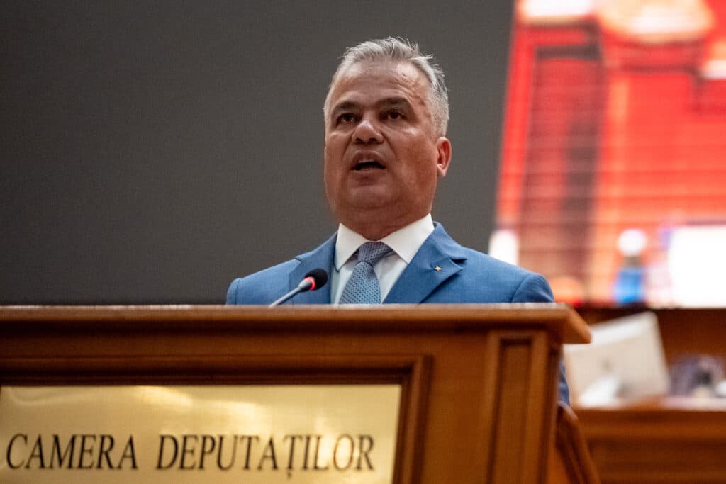 A început ședința Parlamentului pentru votul de învestire a Guvernului Veștea | Simion: „Noi toți care nu suntem trădători părăsim această sală” | Premierul desemnat cere stabilitate și „un Guvern cu puteri depline”