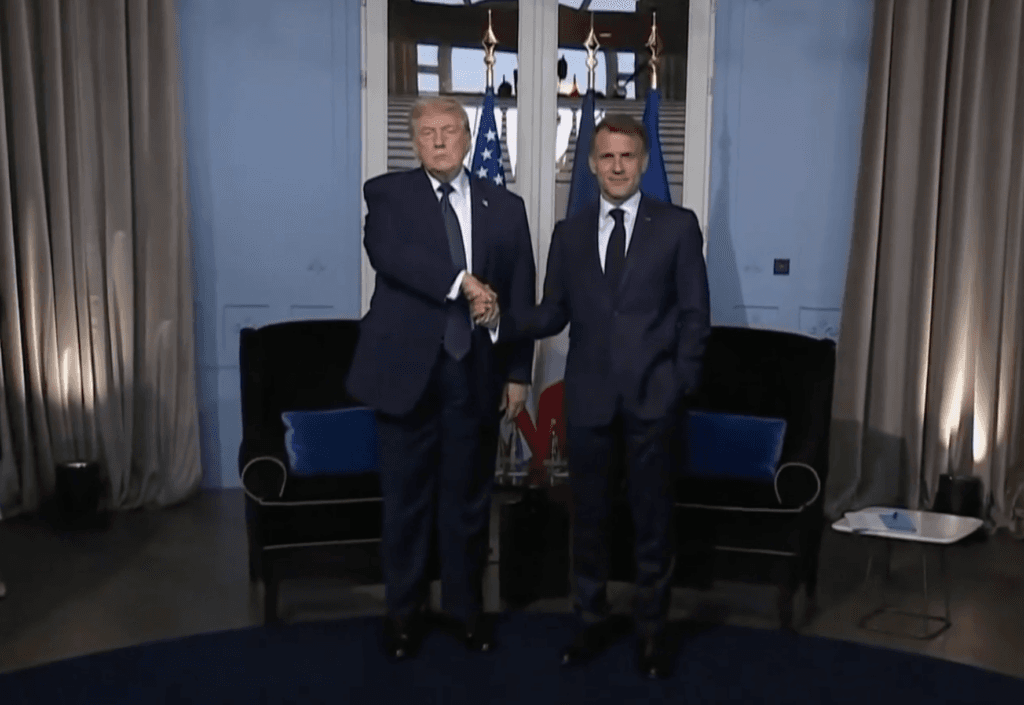 „Emmanuel este un prieten special al meu”. Trump, față în față cu Macron: anunțuri privind scăderea prețului petrolului și revenirea la problema Ucrainei