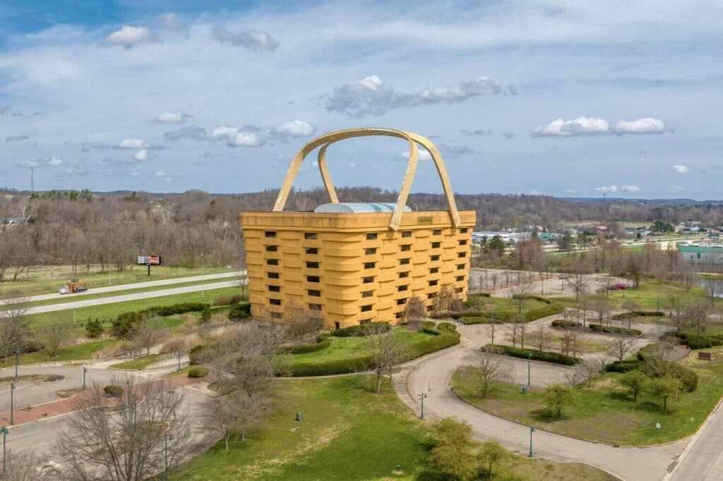 Pare un coș de picnic pentru uriași, dar este una dintre cele mai bizare clădiri din lume
