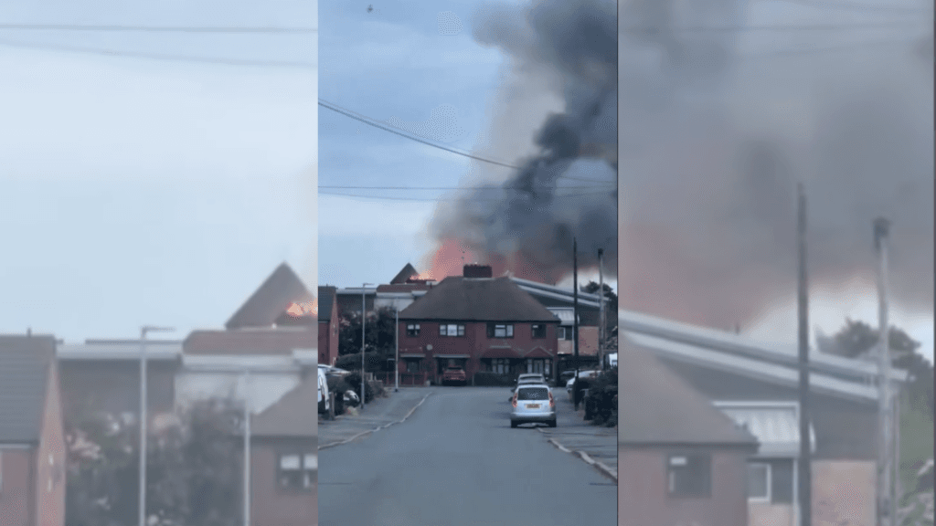 Incendiu spectaculos la un centru comercial din Leicestershire. Acoperiș prăbușit, zeci de pompieri mobilizați