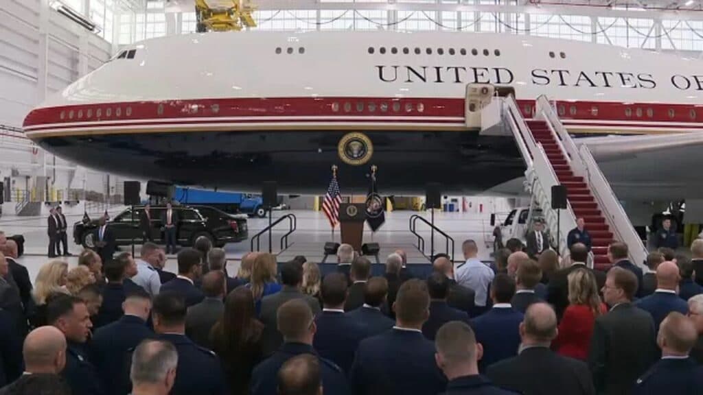 „Cel mai luxos avion din lume”. Trump a prezentat noul Air Force One, un Boeing 747, primit cadou de la Qatar