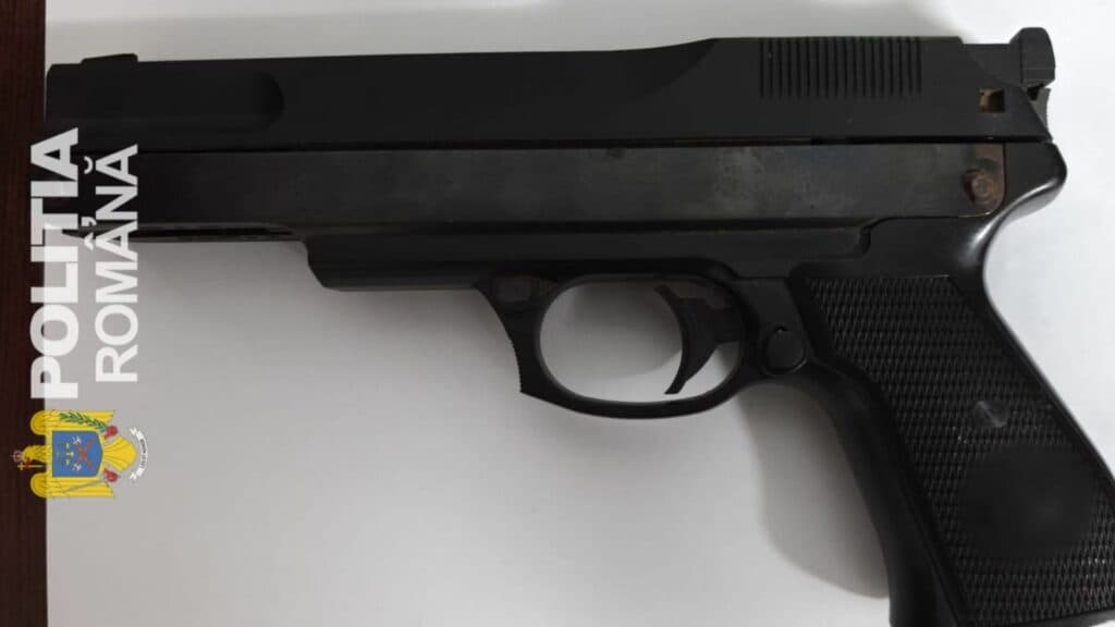 Un bărbat de 36 de ani, prins cu un pistol pe străzile Ploieștiului