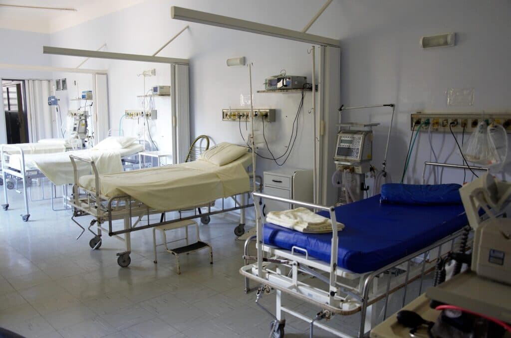 Sute de mame și bebeluși au murit sau au avut probleme medicale provocate de proaste tratamente în două spitale