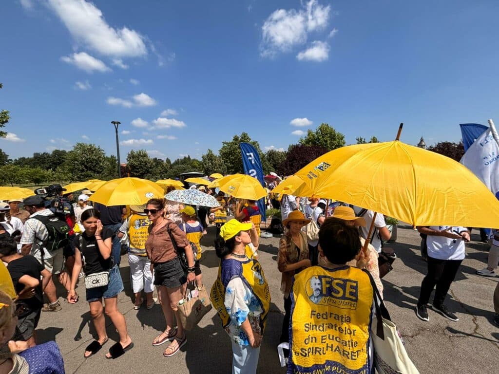 Profesorii protestează în fața Parlamentului cu câteva zile înainte de Bacalaureat / Cer normă redusă și clase cu mai puțini elevi: „Vocația nu ține de foame”