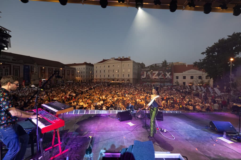 JAZZx 2026 începe săptămâna viitoare – concerte Free Nationals, Samara Joy, Asaf Avidan și noul val al jazzului internațional. Cinci zile de muzică, patru scene și acces gratuit în inima Timișoarei