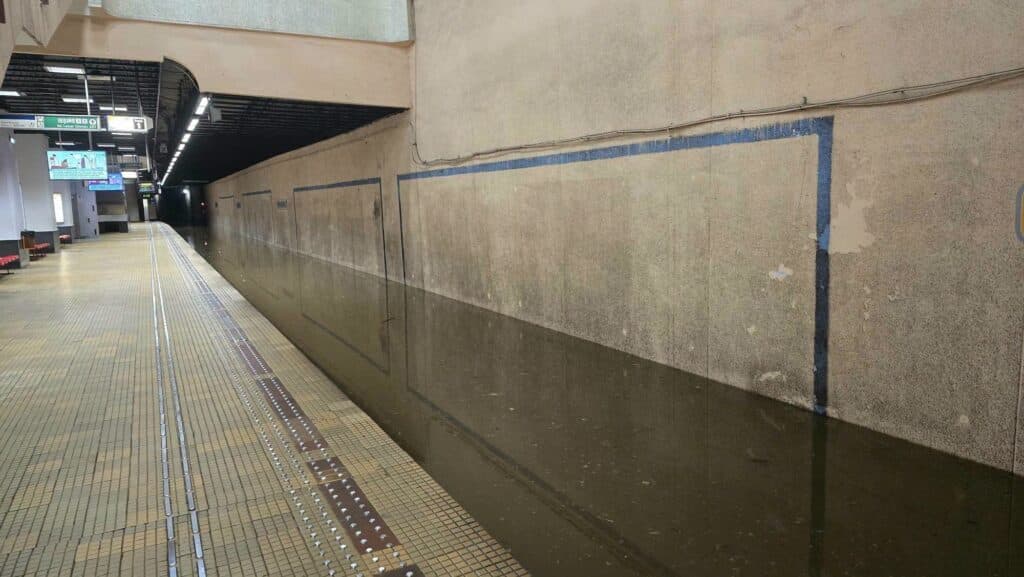 Stația de metrou inundată în urma furtunii rămâne închisă. Circulația pe Magistrala 1, reorganizată