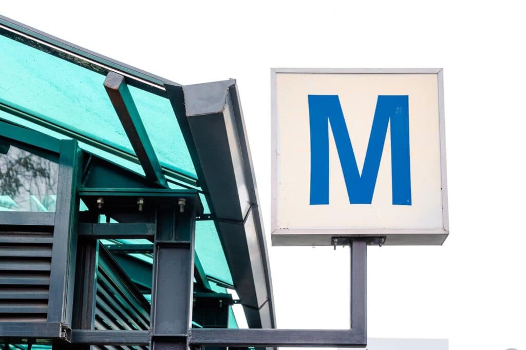Ploile au dat bătăi de cap în București. O importantă stație de metrou, închisă după ce a fost inundată
