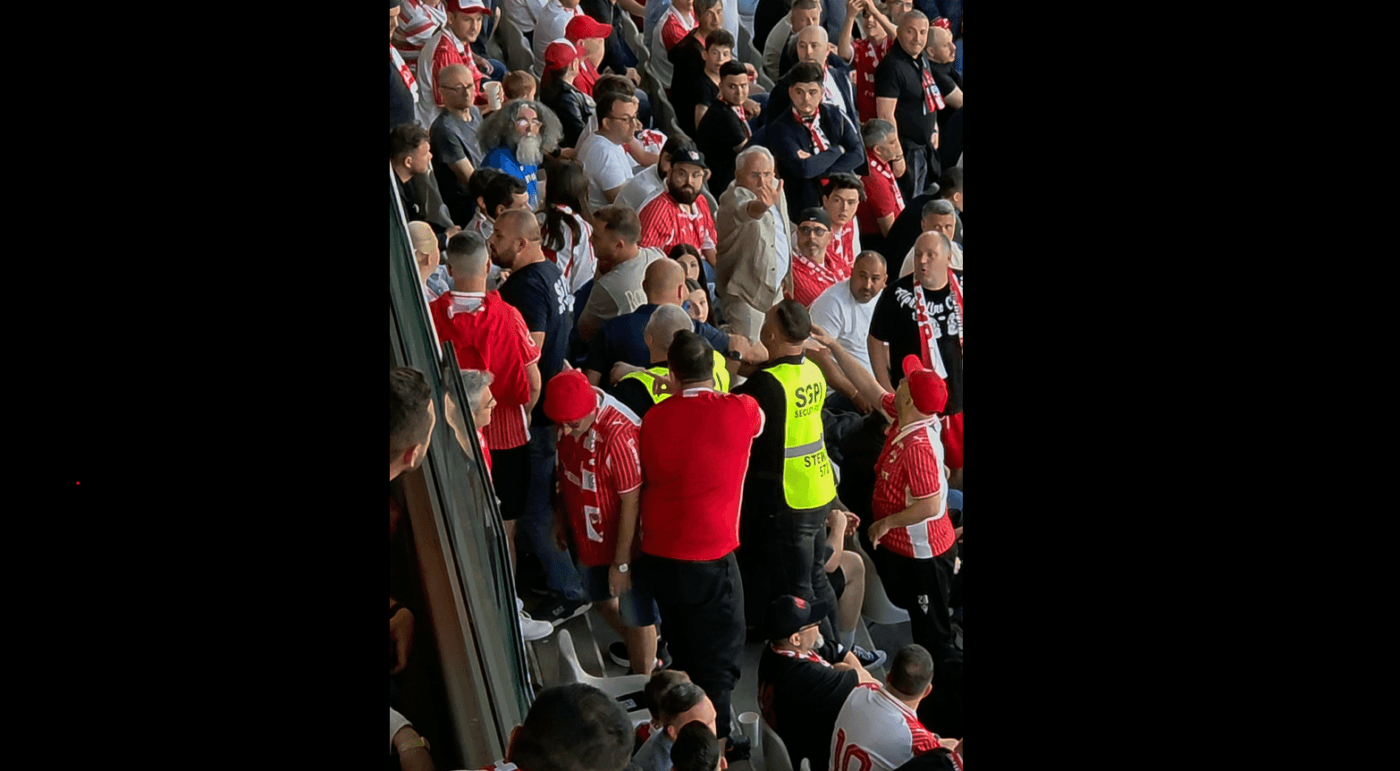 VIDEO Episod scandalos. Ce a pățit un suporter minor care s-a bucurat la golul FCSB între fanii lui Dinamo: jandarmii au intervenit imediat!