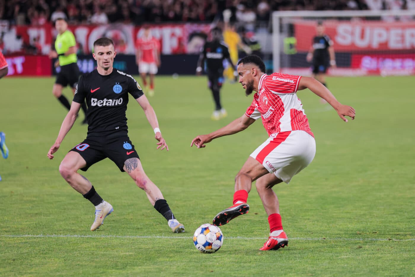 Reacția lui Florin Tănase când a fost întrebat dacă pleacă de la FCSB și cum a ironizat-o pe Dinamo: „Nu știu cine o poate numi așa!”