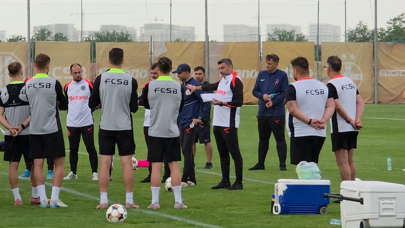 Primul lucru pe care l-a făcut Marius Baciu la întâlnirea cu fotbaliștii FCSB. Imagini cu noul antrenor al roș-albaștrilor
