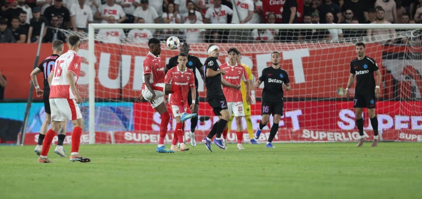 Ce diferență! Ce au făcut fotbaliștii înainte de prelungirile partidei Dinamo – FCSB: „haita”, în jurul lui Kopic, Baciu, obligat să discute individual cu fiecare jucător