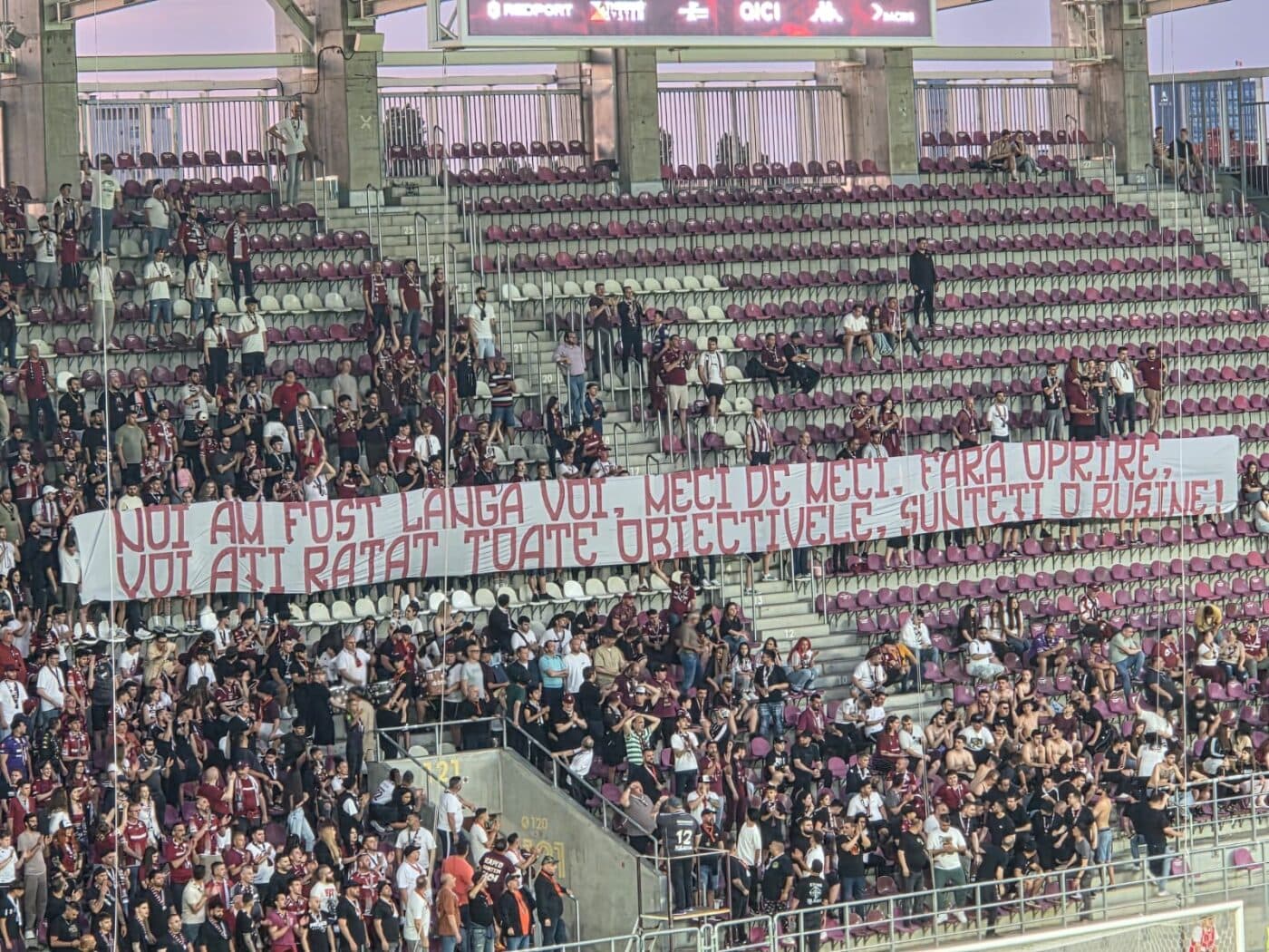 „Sunteți o rușine!”. Fanii Rapidului, atac dur la jucători în timpul meciului cu Universitatea Craiova