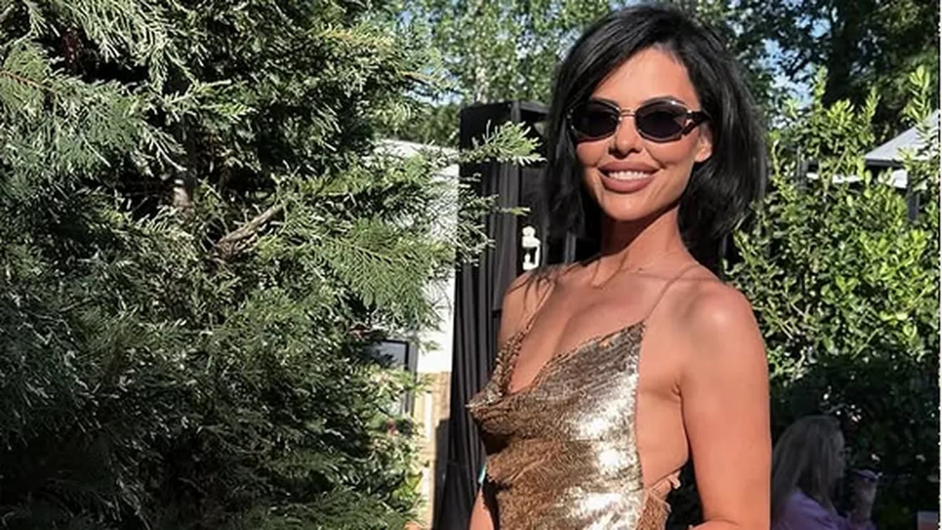EXTRA Andreea Popescu, apariție provocatoare într-o salopetă mulată. Încearcă să îi atragă atenția lui Dan Alexa prin orice mijloace
