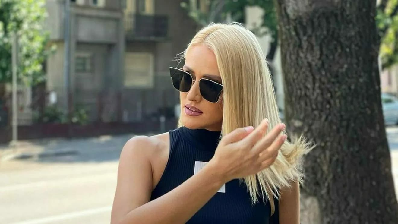 EXTRA Iuliana Pepene, imagini spectaculoase de la Mykonos! Prezentatoarea de la Antena 1 a atras privirile pe insula milionarilor