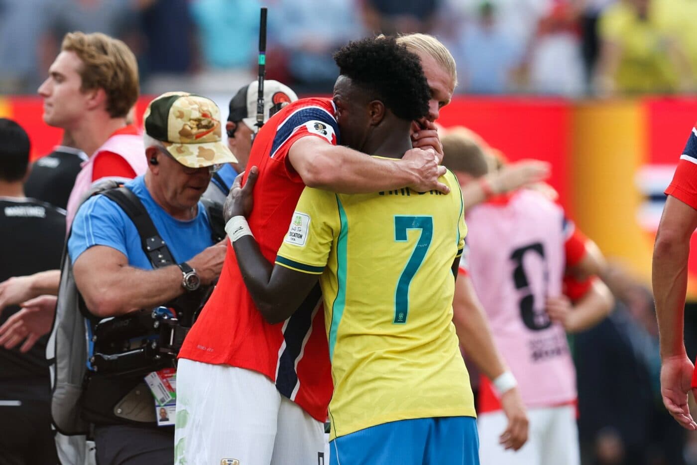CM 2026 Vinicius n-a ținut cont că Haaland dădea interviu. S-a dus glonț la el și imaginea face înconjurul planetei