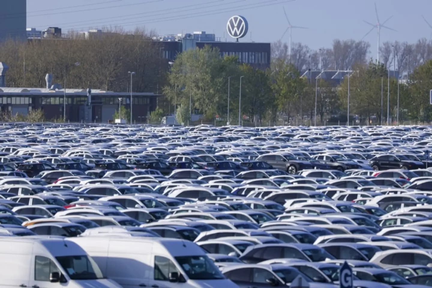 Trump anunţă majorarea tarifelor pentru importurile de automobile din UE la 25%